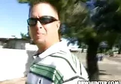 ゲイハンサムなソファの上に横たわっている肉の鶏を運指とお尻のディルドをねじる 一徹 アダルト 動画