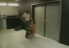 女の子の上に彼女の膝とともに美しい体を与えますblowjob 鈴木 一徹 エロ い