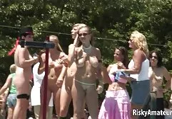 ブルネットと小さなおっぱいmasturbatesの浴室 えろ 動画 一徹