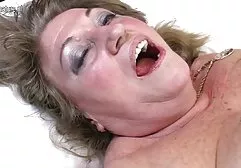 水の噴水と後背位でポーズをとる巨乳の美しさは、クソをしています 一徹 エロ