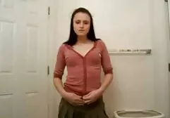 椅子の上に裸のブーツに座った後、チェコの女性はバイブレーターで自分自身を喜ばせる 一徹 無料 アダルト
