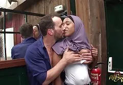 美しいボディを持つ罪深い女の子は、濃厚なバイブで満足しています エロ 動画 一徹