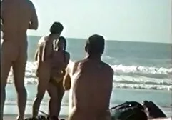 革のソファの上で、ハンサムな男が自慰行為をする 無料 エロ 動画 一徹