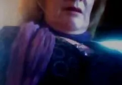 黒いストッキングで売春婦は彼女の足を広げ、穴に彼女の指を置く sex 動画 一徹