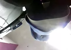 スキニー裸の女の子に油興奮によってmasturbatingの前のウェブカメラ エロ 動画 一徹