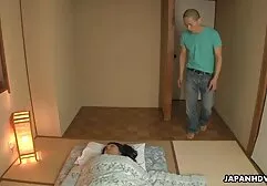 彼女は彼のガールフレンドの前で別の人と性交する。 アダルト 一徹