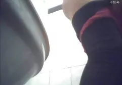 男性の男根の底にストレートフレームキャップを着て裸の女の子 無料 エロ 動画 一徹